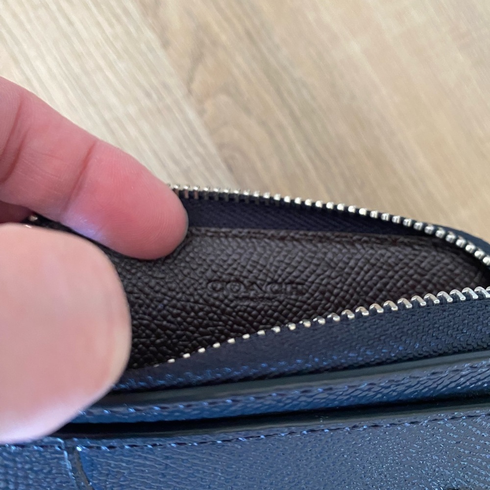 COACH NAVY BLUE PATENT LEATHER ZIP CARD CASE - Picture 4 of 5